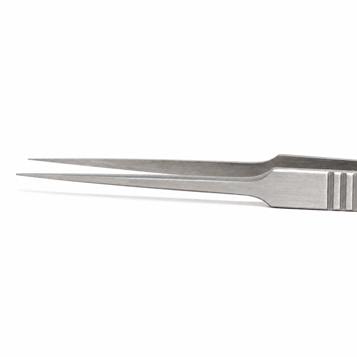 Straight isolating tweezer